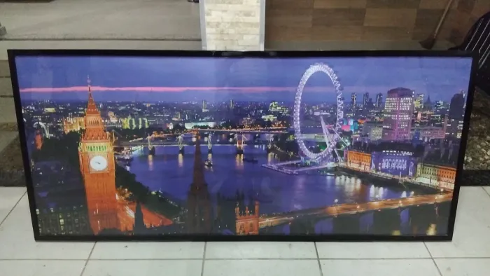 Quadro de vidro decorativo com moldura de madeira