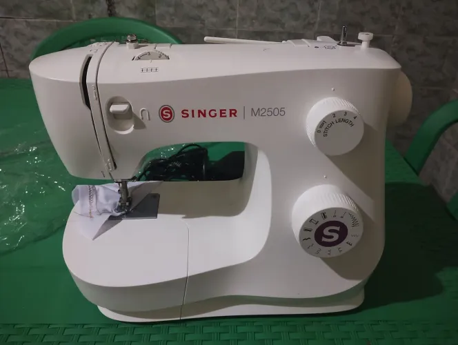 Máquina de costura Singer M2505 220V-Semi nova