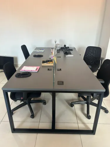 Mesa Corporativa Completa com Divisória de Vidro - Ideal para Equipe