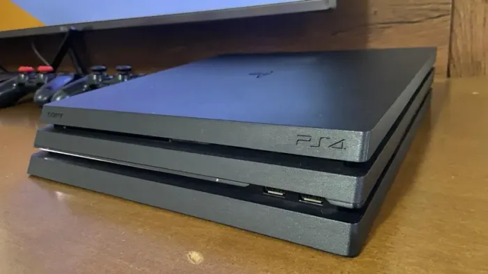 PS4 Pro 1TB com 2 Controles, Firmware 12.50 e Desbloqueado