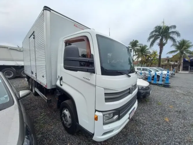 VW 13.180 6X2 2024/2025 com Baú Alumínio Facchini | Pronto para Trabalhar!
