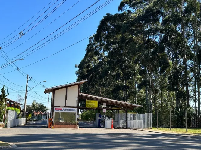 Casa de 3 quartos, toda reformada em condomínio fechado!