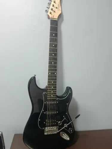 Guitarra Elétrica Giannini G-101 Stratocaster Choupo Preto 6 Cordas