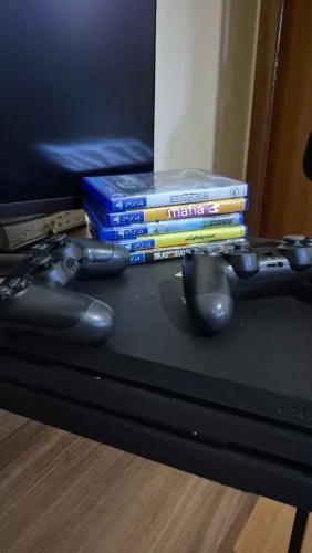 Ps4 Pro + 5 jogos e 2 controles
