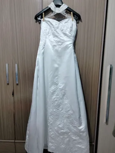 Vestido de Noiva Longo Branco Tomara que Caia com Gola Trabalhada e Bordados