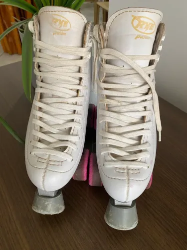 Patins couro branco da marca Rye