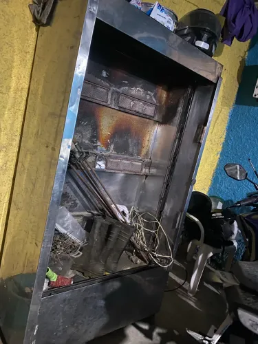 Vendo fragueira de 30 frangos  funcionando perfeitamente, só chama se tiver interesse pfv 