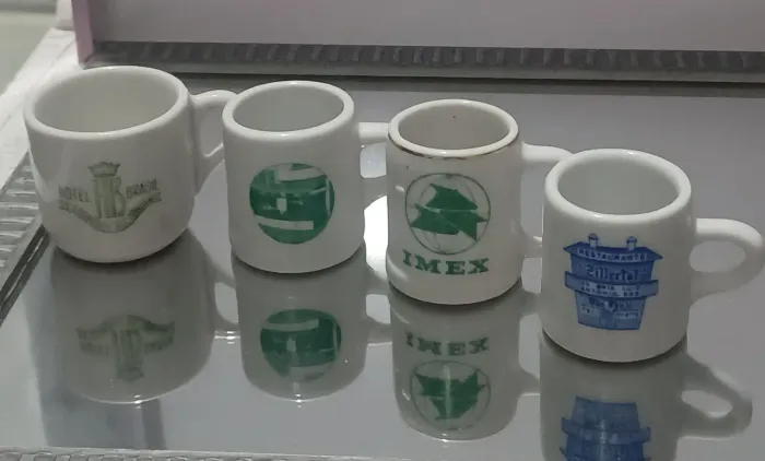 Conjunto 4 canecas miniaturas antigas