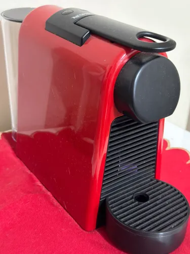? Cafeteira Nespresso Essenza Mini - Vermelha