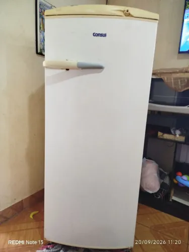 Vende-se geladeira funcionando perfeitamente bem