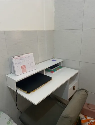 Escrivaninha branca para computador ou estudos - Excelente estado