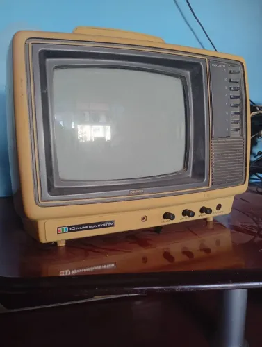 Tv portátil antiga 