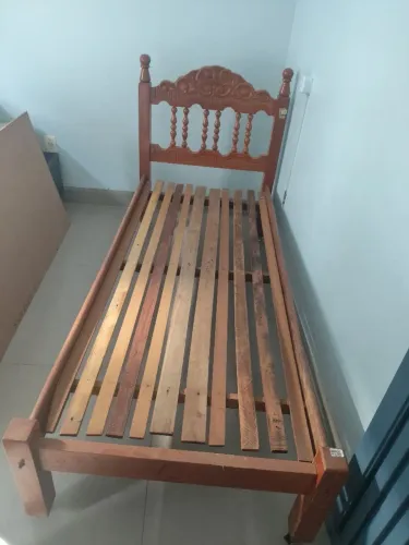 Cama de madeira maciça