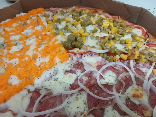Pizzaria completa passando.
