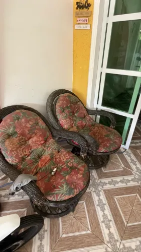 Jogo de cadeiras de veraneio com mesa central