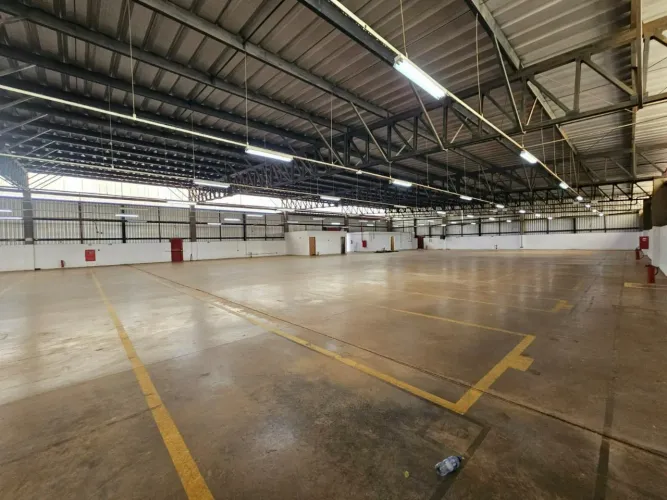 Galpão Logístico com 2800m² vão livre, pé dir 5 mts, com habíte-se, área coberta externa, 