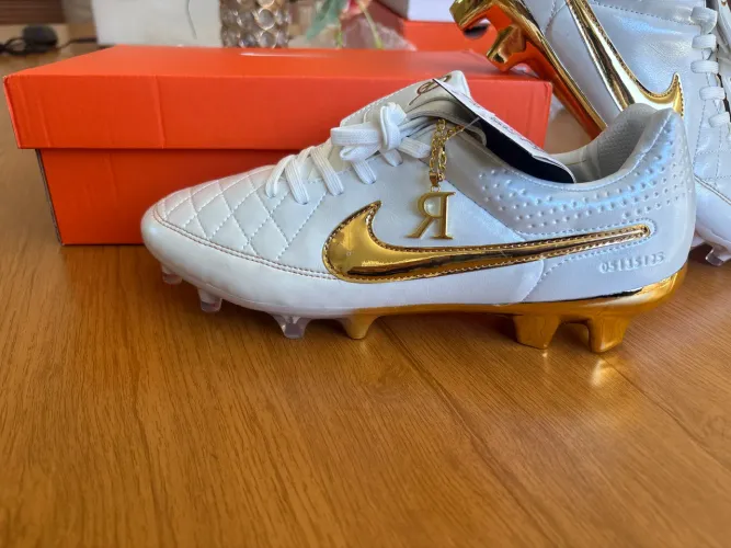 Chuteira Nike Legend R10 Branca e Dourado TAM40