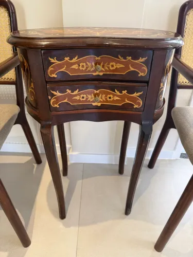 Mesa de apoio clássica em madeira maciça