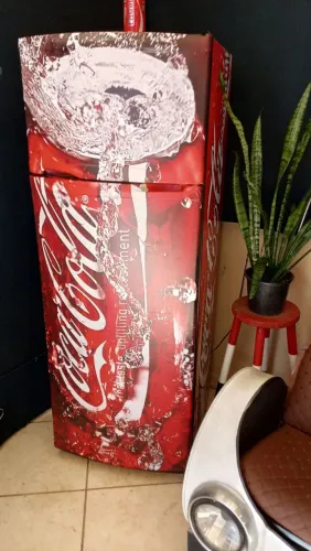 Geladeira adesivada Coca