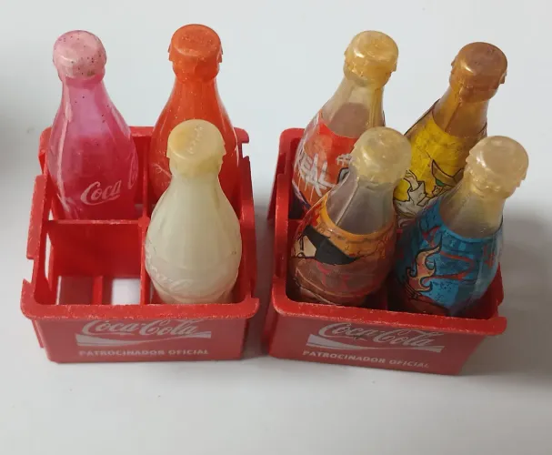 Garrafinhas engradados coca cola