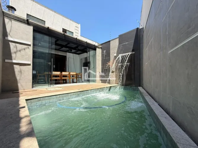 Casa Geminada à Venda, 4 Quartos sendo 2 Suítes, 2 Vagas, Piscina e Área Gourmet