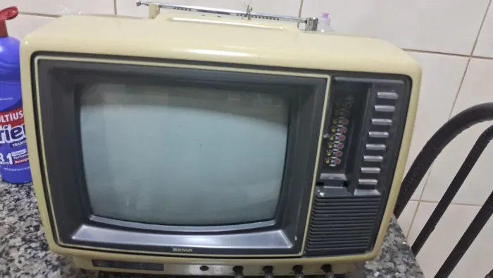 Uma pequena tv antiga