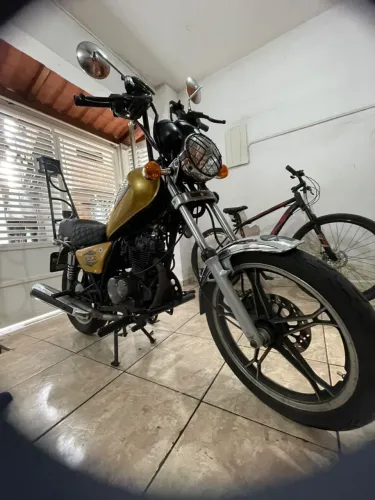 Intruder 125 levemente customizada