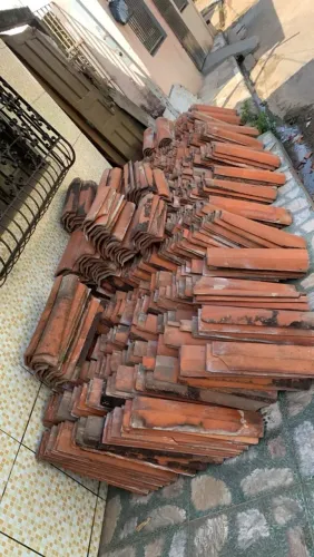 Vende-se caibo e telhas