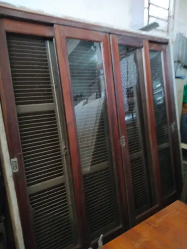 Porta de correr em madeira com venezianas e vidros 2,19 por 2,07cm