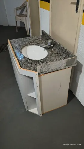 Piá para banheiro com armário completo.