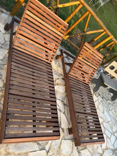 Espreguiçadeiras de madeira. 