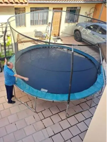 Cama elástica, 4 metros precisando de pequenos reparos.