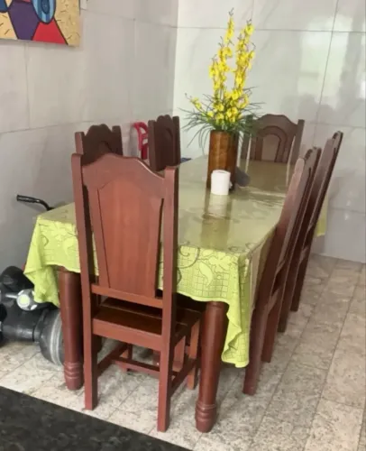 Vende conjunto de mesa com 6.cadeira madeira maciça