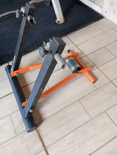 Rolo de treino dobrável com suporte para bicicleta, base niveladora.