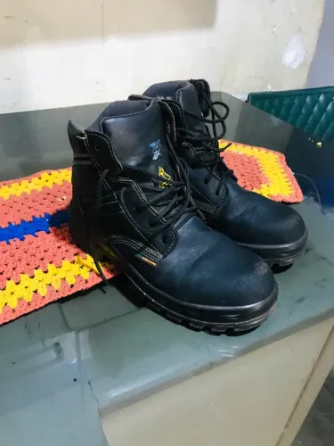 Vendo bota de couro bico de aço 100 reais 