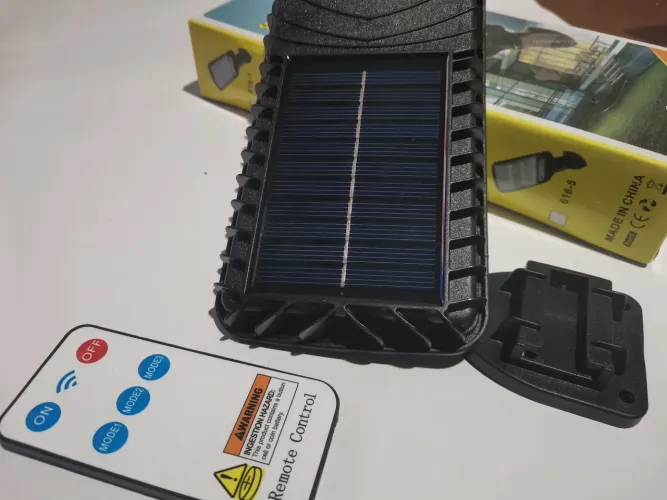 LUMINÁRIA EXTERNA TIPO POSTE LED SOLAR COM CONTROLE REMOTO E ALTA EFICIÊNCIA