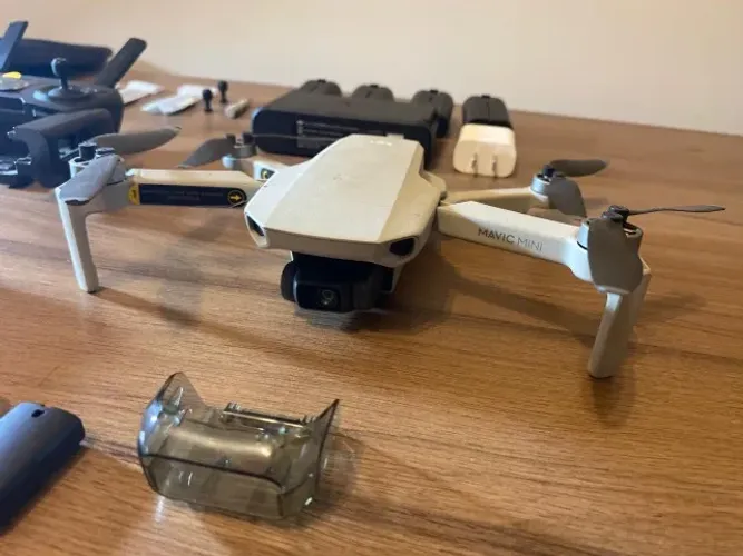 Drone DJI Mavic Mini SE Combo Fly More (5 baterias, controle, case, proteção de hélice) )