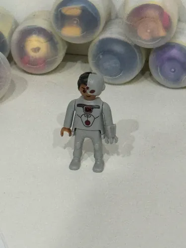 KINDER OVO DC CYBORG PLAYMOBIL