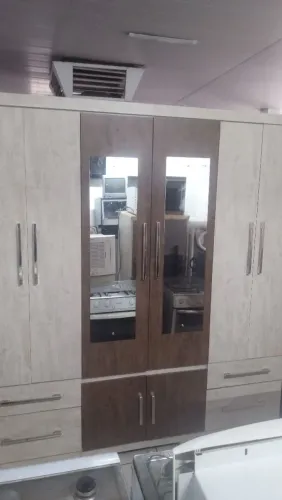 Guarda-Roupa de Casal - Grande, Espaçoso e com Espelho novo da loja tenho outros móveis