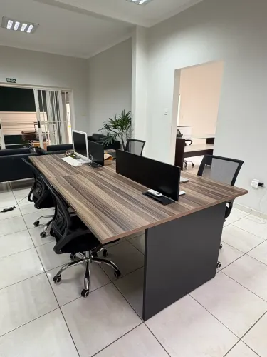 Mesa de Estação de Trabalho com energia