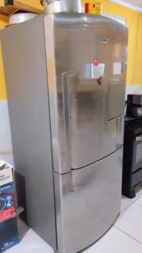 Uma geladeira frost free Brastemp congelador baixo o valor 3500 para vir buscar aqui no