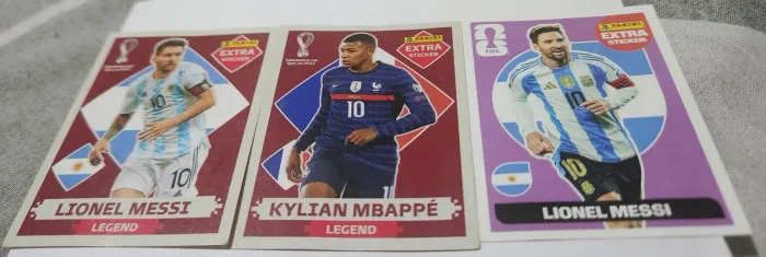 Três figurinhas extras, duas 2022 Messi e Mbappe , e uma Messi 2026