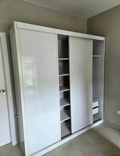 Doando Guarda roupa branco