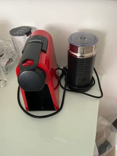 VENDO CAFETEIRA NESPRESSO ESSENZA MINI + ESPUMADOR DE LEITE NESPRESSO