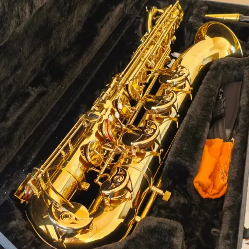 Saxofone Barítono com estojo de luxo, capa e 3 boquilhas