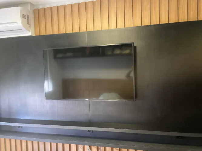 Painel Ripado Planejado 3m com Rack Embutido - Madeira Grossa - Retirar no Local
