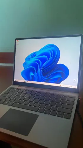 Surface laptop go
