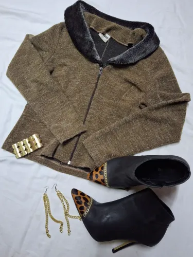 Jaqueta Víntage Texturizada Com Gola Peluciada Estilo McBling