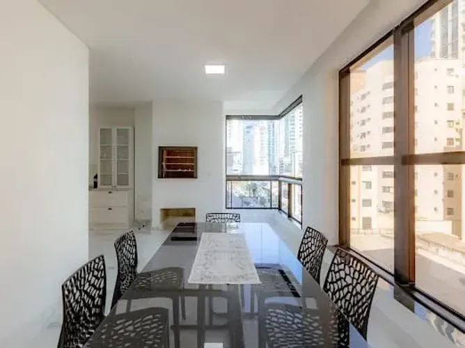 Apartamento Mobiliado para Locação Anual a 300 Metros da Praia.