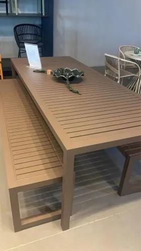 Mesa ripada e banco em alumínio 
